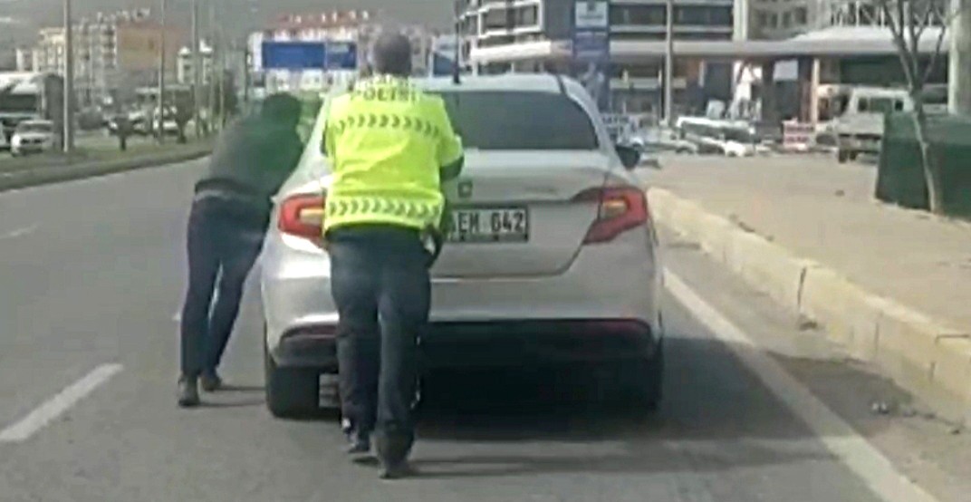 Balıkesir’in Edremit ilçesinde polis haftasında trafik polisinin vatandaşa yardımı kameraya yansıdı. Edinilen bilgiye göre, Otogar arkası İzmir ...