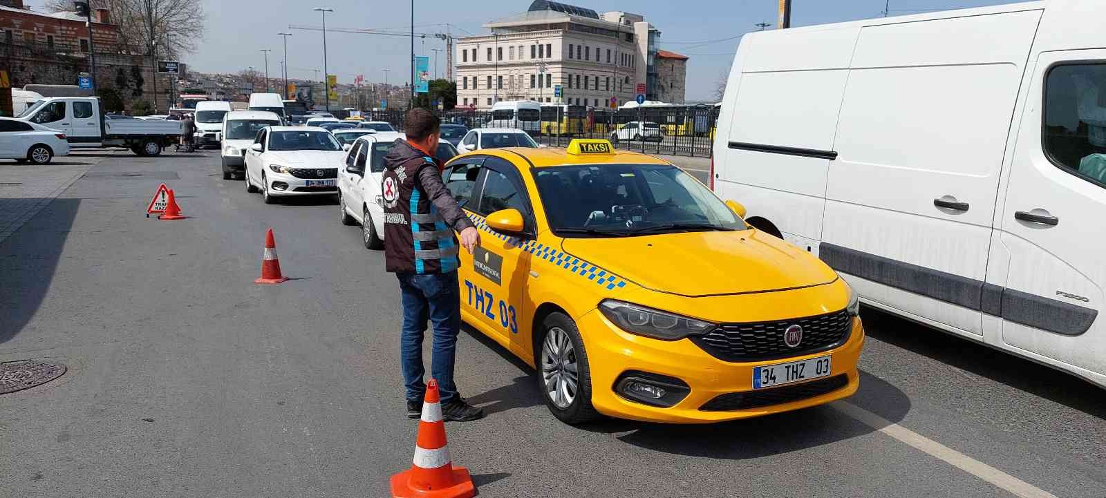 Eminönü’nde sivil trafik ekipleri tarafından taksilere yönelik denetim yapıldı. Denetimde kısa mesafede yolcu almayan, turistlerle pazarlık yapan ...