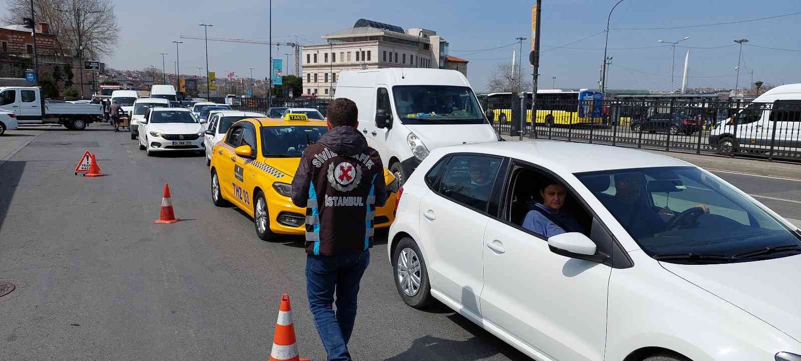 Eminönü’nde sivil trafik ekipleri tarafından taksilere yönelik denetim yapıldı. Denetimde kısa mesafede yolcu almayan, turistlerle pazarlık yapan ...