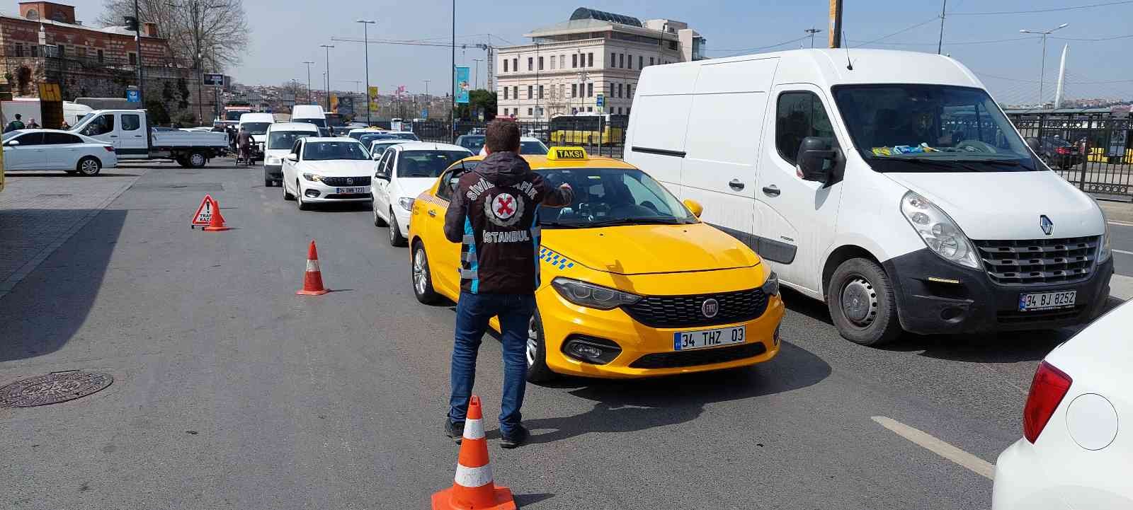 Eminönü’nde sivil trafik ekipleri tarafından taksilere yönelik denetim yapıldı. Denetimde kısa mesafede yolcu almayan, turistlerle pazarlık yapan ...