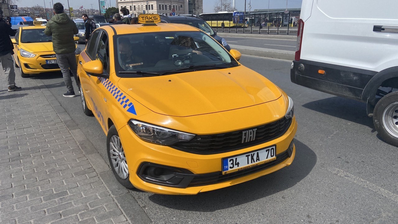 Eminönü’nde sivil trafik ekipleri tarafından taksilere yönelik denetim yapıldı. Denetimde kısa mesafede yolcu almayan, turistlerle pazarlık yapan ...