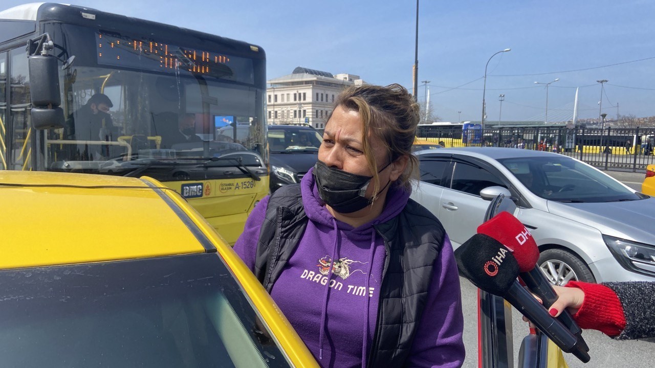 Eminönü’nde sivil trafik ekipleri tarafından taksilere yönelik denetim yapıldı. Denetimde kısa mesafede yolcu almayan, turistlerle pazarlık yapan ...