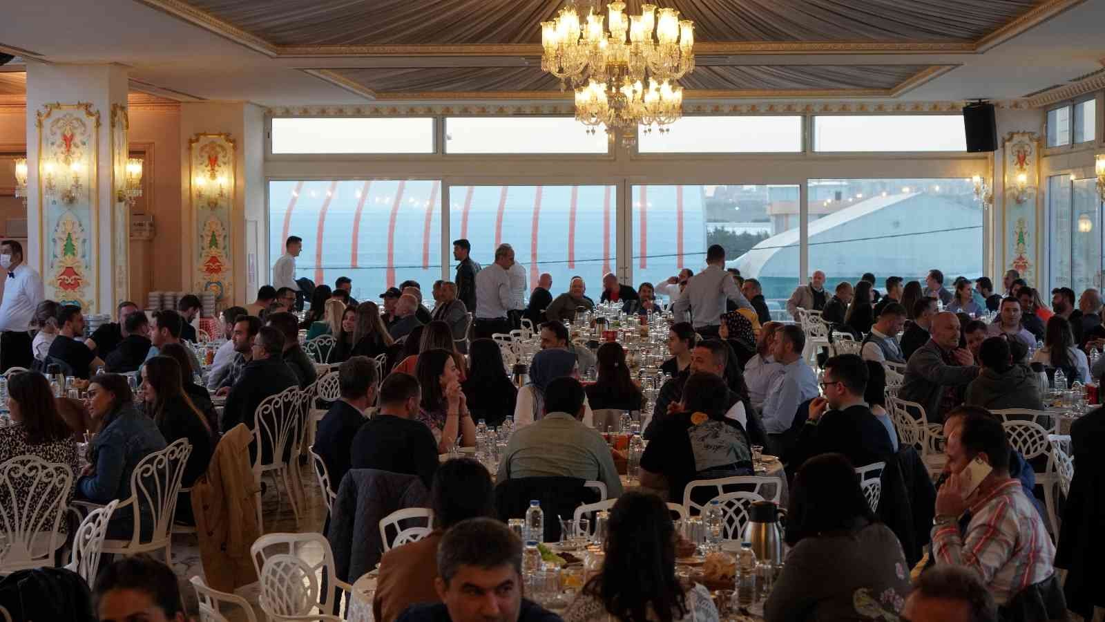 Enerji dağıtım ailesinin Trakya bölgesindeki çalışanları ile yönetim kadrosu, düzenlenen iftar yemeğinde bir araya geldi. İftar programı, IC ...