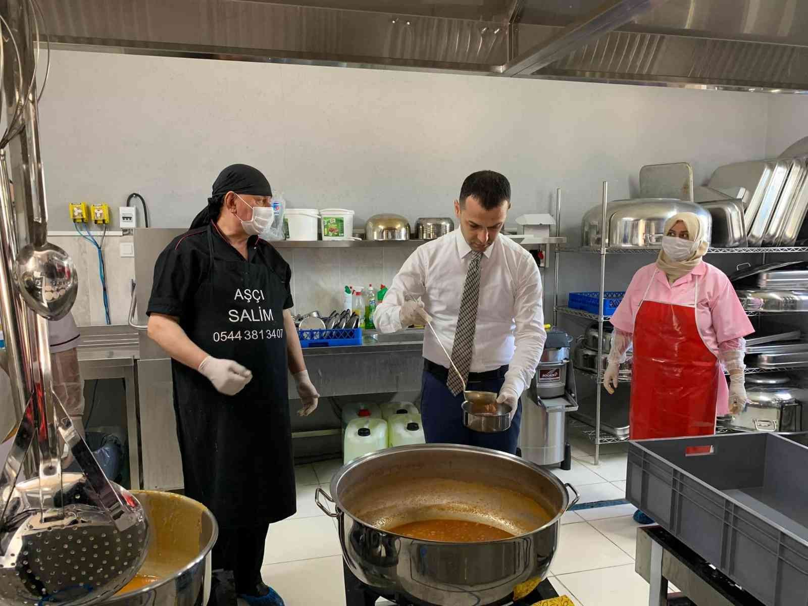 Türkiye’de tekrar vakıf ve imaret kültürünün canlandırılmasına vesile olan aşevleri, Ramazan ayında ihtiyaç sahibi vatandaşlara hizmet sunmaya ...