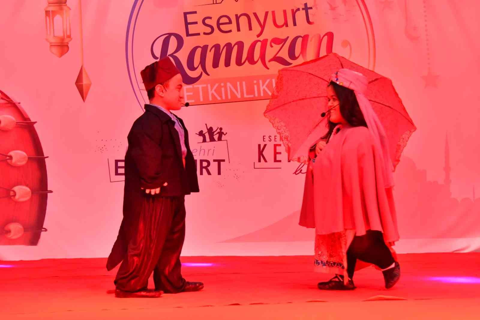 Esenyurt Belediyesi’nin düzenlediği Ramazan etkinlikleri, çeşitli programlarla devam ediyor. Esenyurtlular dün akşam Eski Belediye Bahçesi’nde ...