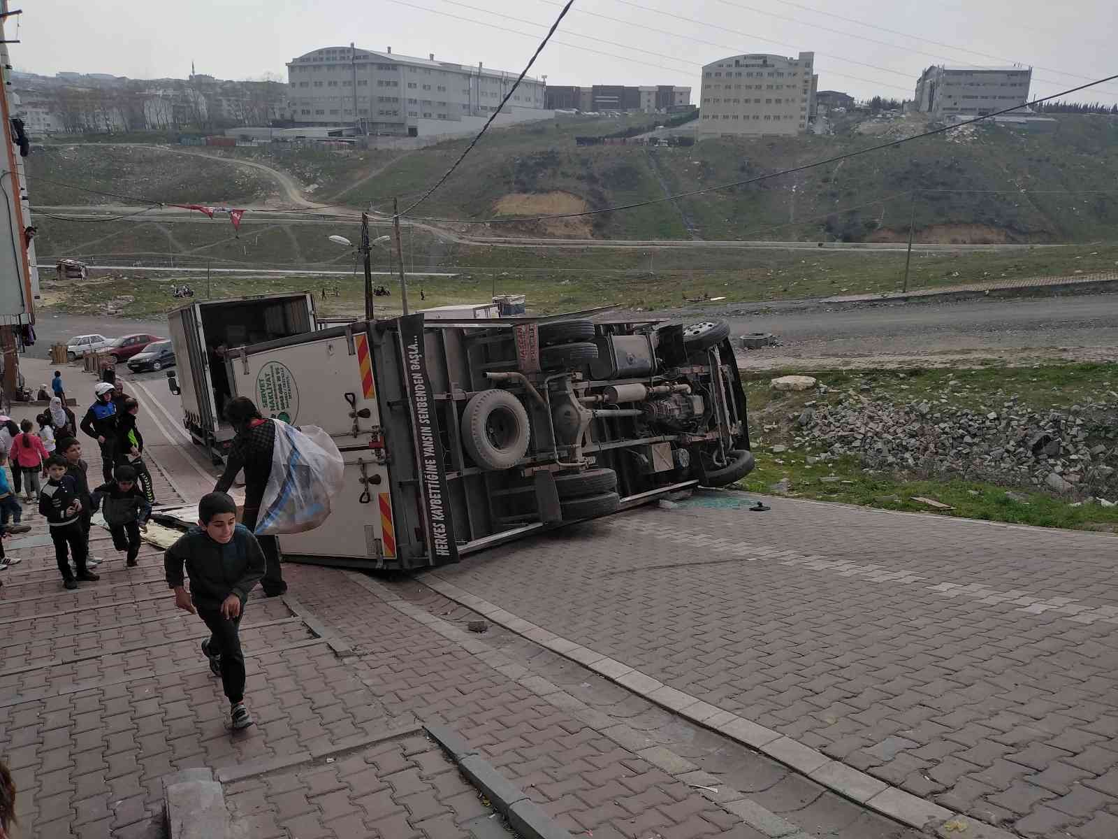 Esenyurt’ta yokuşta kalan bir kamyonet, sürücüsünün direksiyon hakimiyetini kaybetmesi sonucunda geriye kaçarak devrildi. Yaşanan kazada sürücü ...