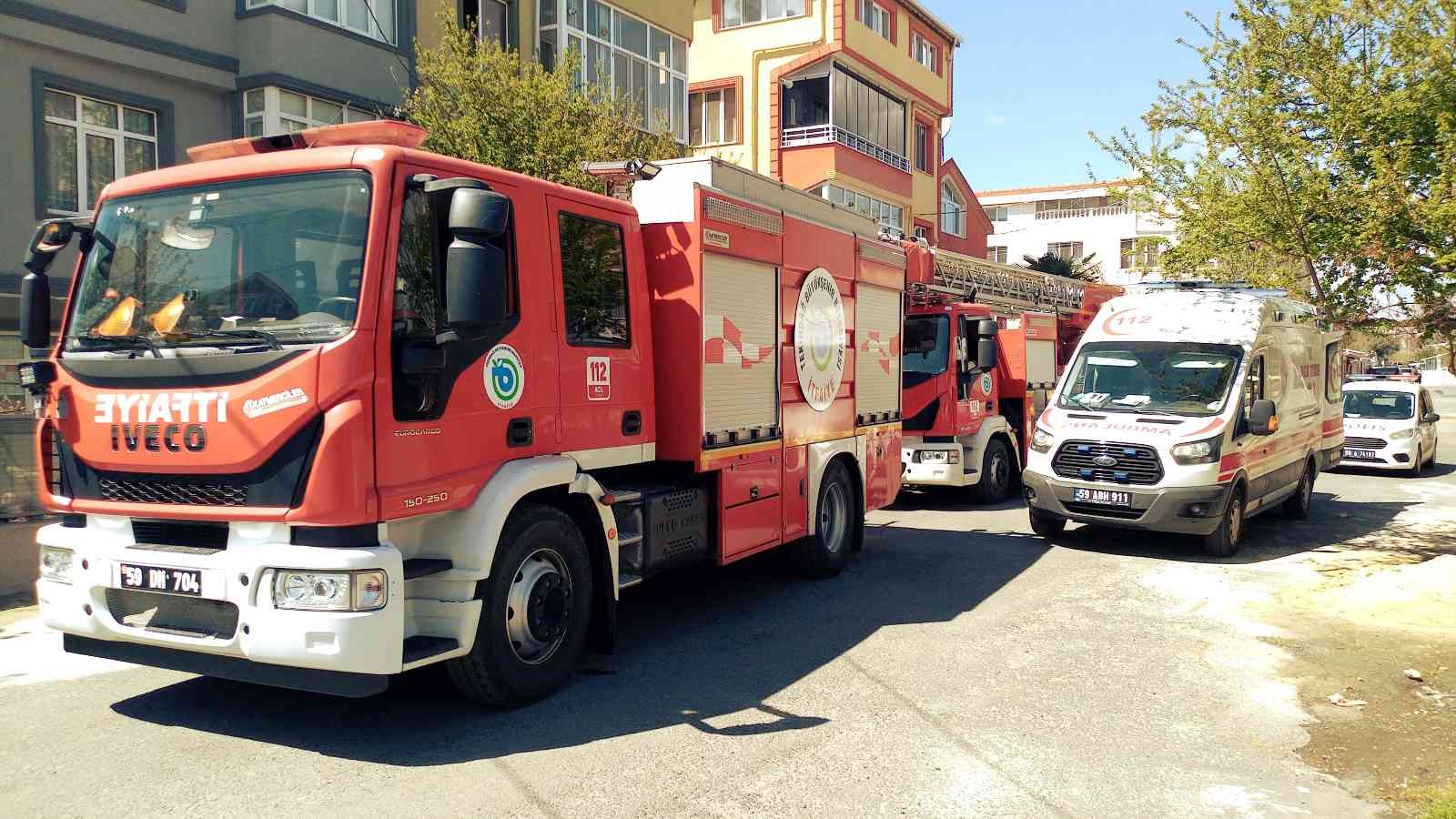 Tekirdağ Çorlu’da televizyonunun antenini ayarlamak için 4. katın çatısına çıkan yaşlı adam, dengesini kaybederek 2. katın çatısına düşerek ...