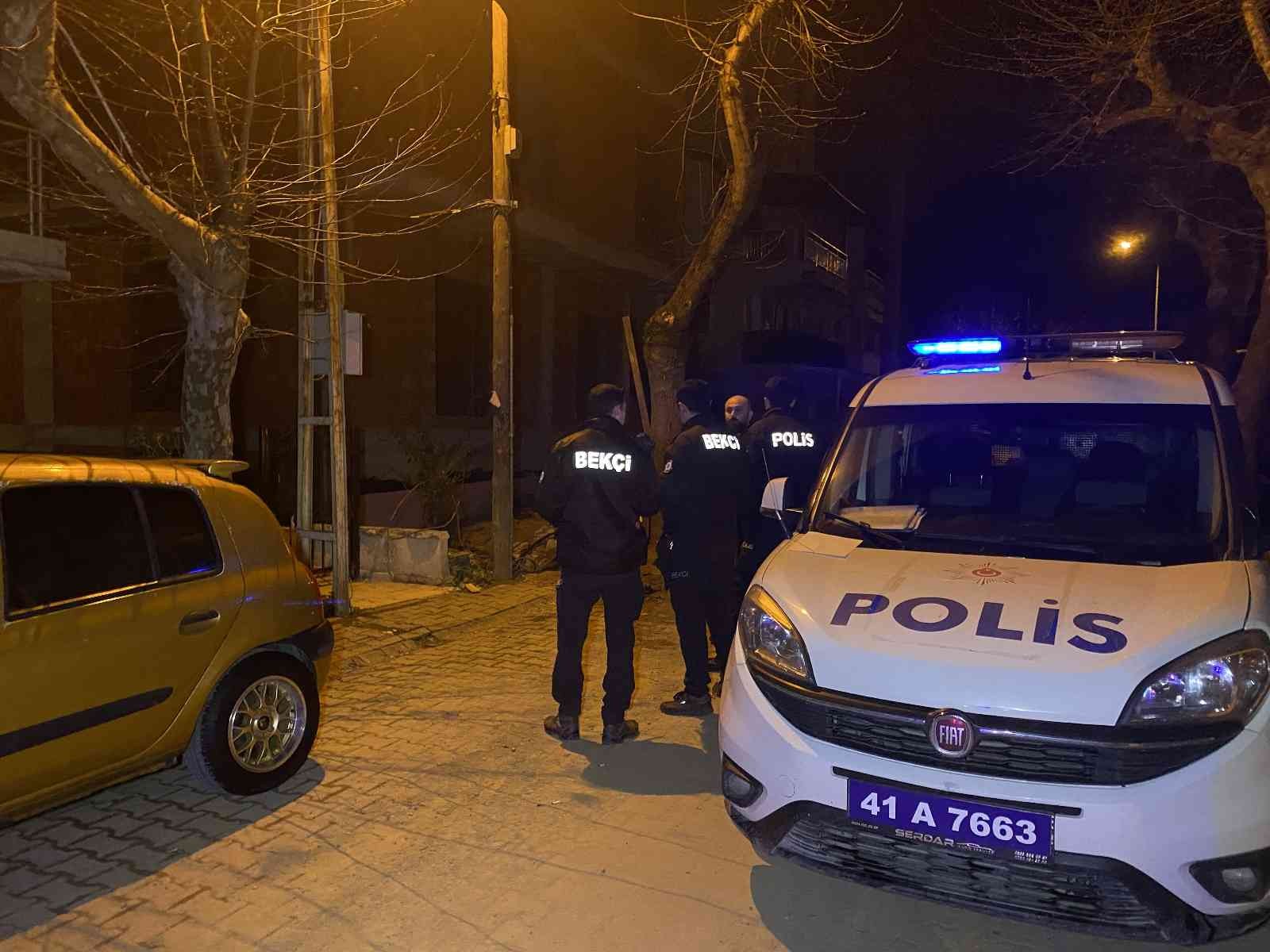 Kocaeli’nin Darıca ilçesine eşini göğsünden bıçaklayarak ağır yaralayan gözü dönmüş koca, çıkarıldığı mahkemece tutuklanarak cezaevine gönderildi ...