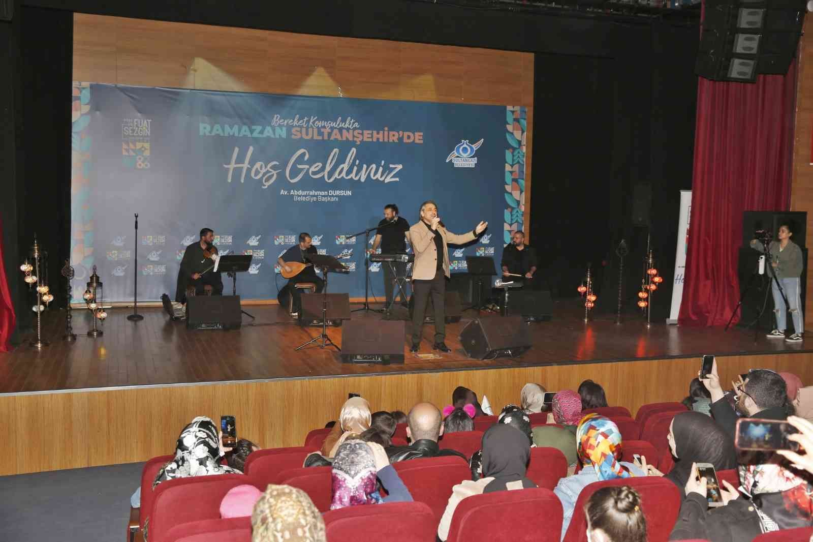 Sevilen sanatçı Eşref Ziya, milli ve manevi duygulara hitap eden parçalarıyla Sultangazililere verdiği konserle gönüllere dokundu. Sultangazi ...