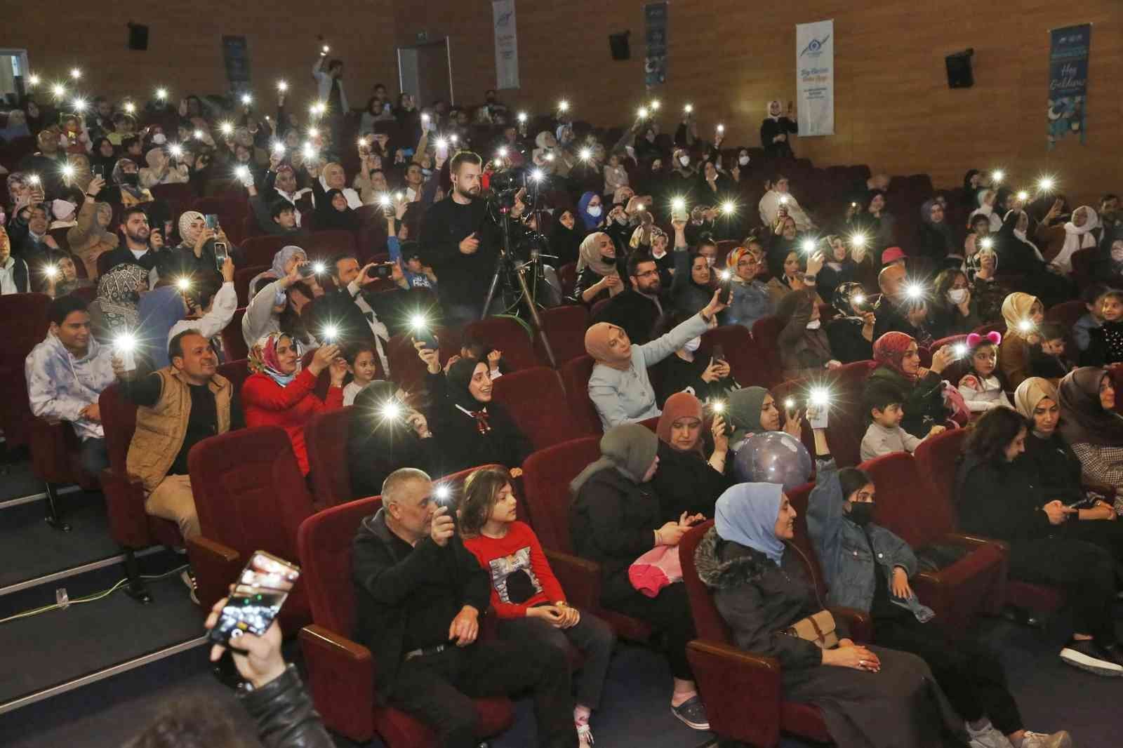 Sevilen sanatçı Eşref Ziya, milli ve manevi duygulara hitap eden parçalarıyla Sultangazililere verdiği konserle gönüllere dokundu. Sultangazi ...