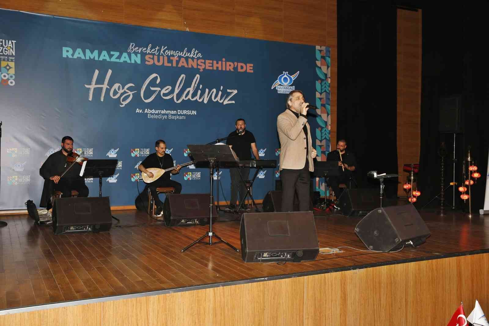 Sevilen sanatçı Eşref Ziya, milli ve manevi duygulara hitap eden parçalarıyla Sultangazililere verdiği konserle gönüllere dokundu. Sultangazi ...