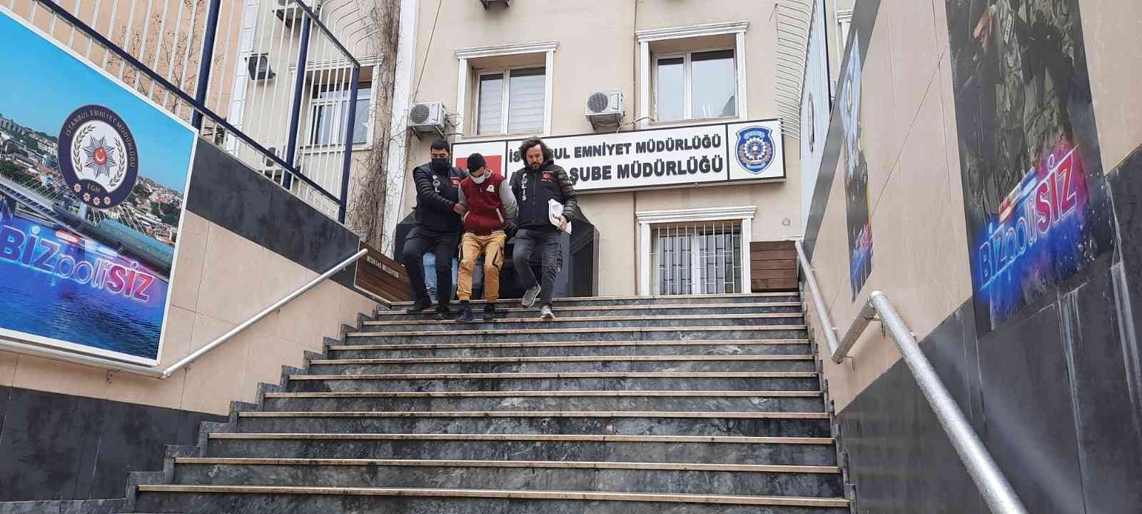 Esenler’de Afgan uyruklu İnayet A. 2 kişi tarafından uğradığı bıçaklı saldırı tarafından hayatını kaybetti. Zanlıların İnayet A.’nın ev arkadaşı ...