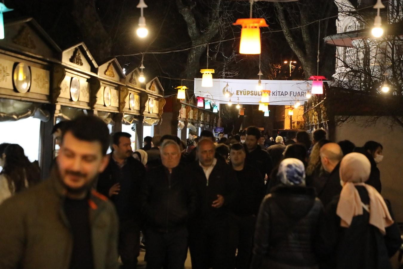 Eyüpsultan Belediyesi tarafından Zal Mahmut Paşa Külliyesi önünde açılan Kitap Fuarına, kitapseverler yoğun ilgi gösterdi. Ramazan ayının bir gün ...