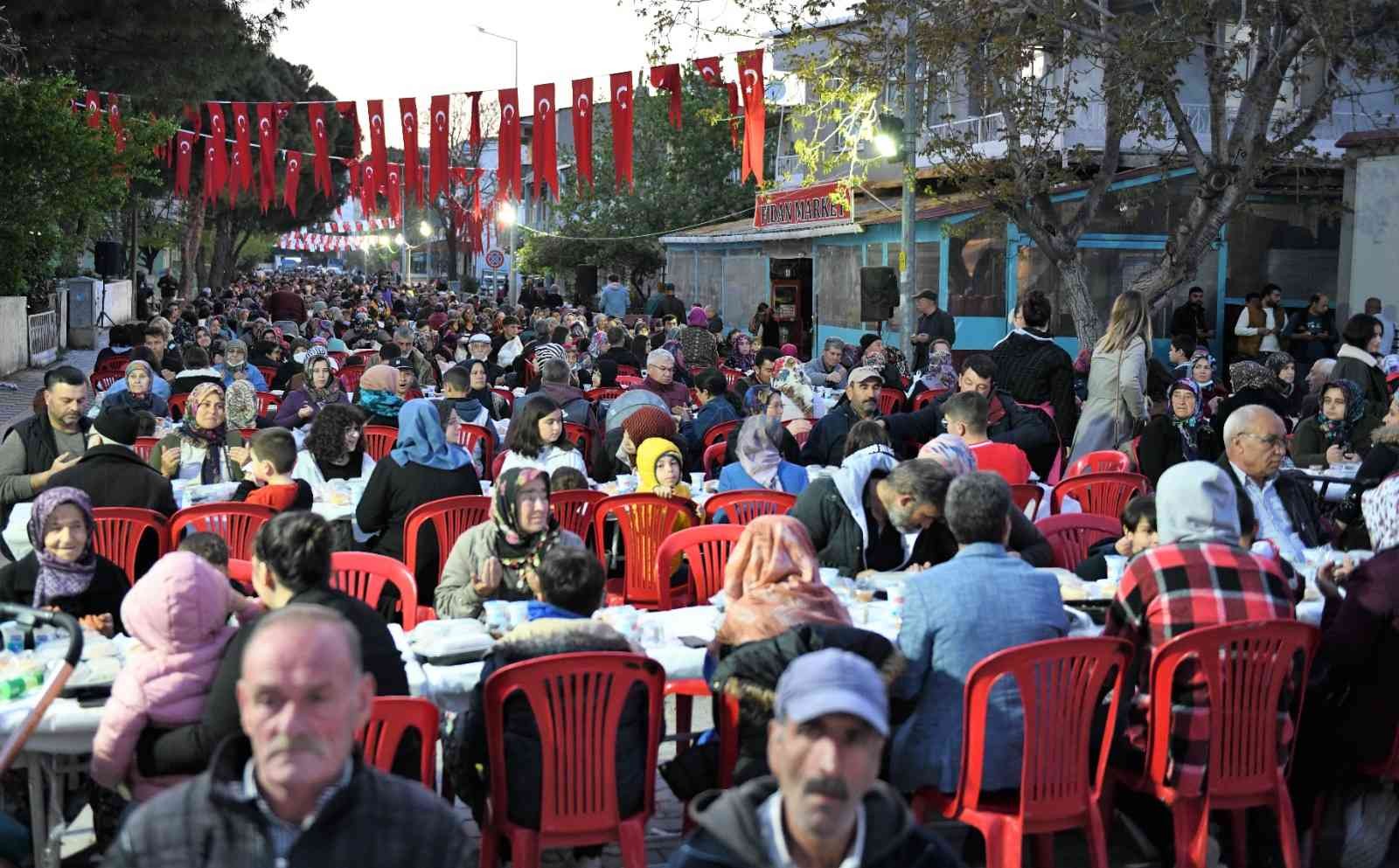 Çanakkale’nin Ezine ilçesinde belediye tarafından gerçekleştirilen iftar yemeğine yoğun katılım oldu. İftar sofrası kurulan masalarla birlikte 1 ...