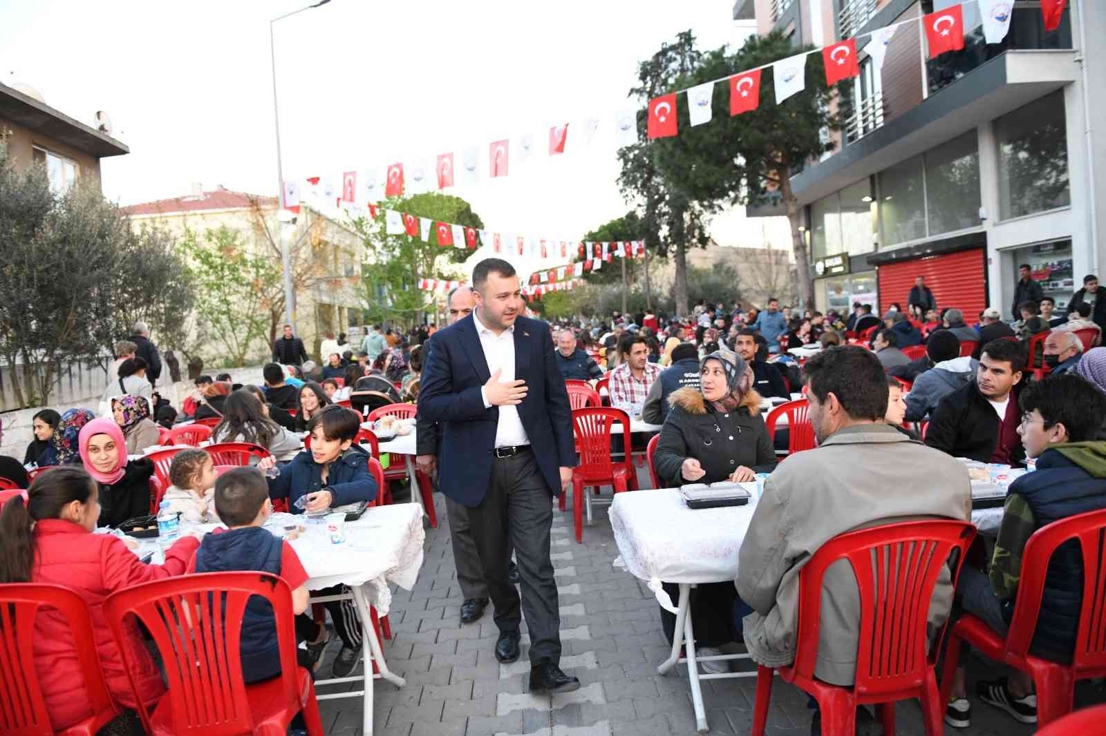 Çanakkale’nin Ezine ilçesinde belediye tarafından gerçekleştirilen iftar yemeğine yoğun katılım oldu. İftar sofrası kurulan masalarla birlikte 1 ...