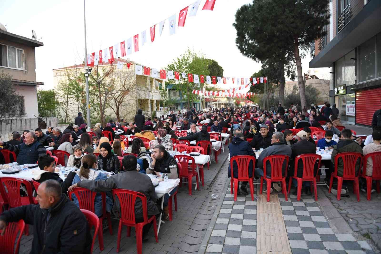 Çanakkale’nin Ezine ilçesinde belediye tarafından gerçekleştirilen iftar yemeğine yoğun katılım oldu. İftar sofrası kurulan masalarla birlikte 1 ...