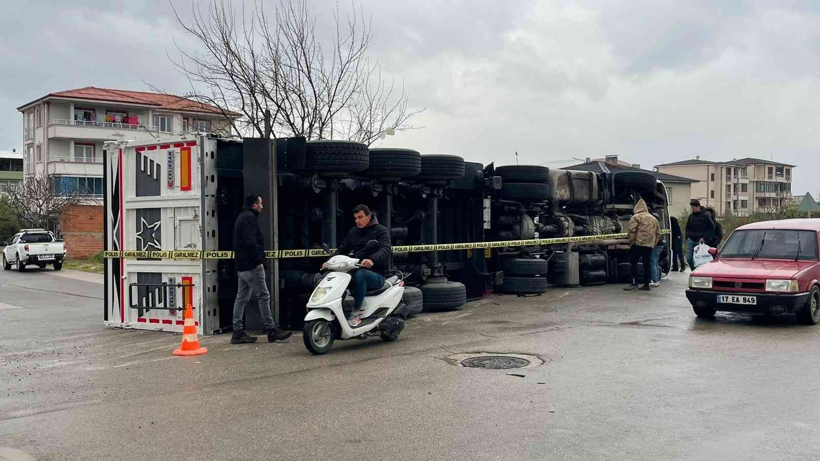 Bursa’da demir yüklü tır, viraja hızlı girince devrildi. O esnada karşı şeritten giden motosiklet tırın altında kalmaktan son anda kurtuldu. Bu ...