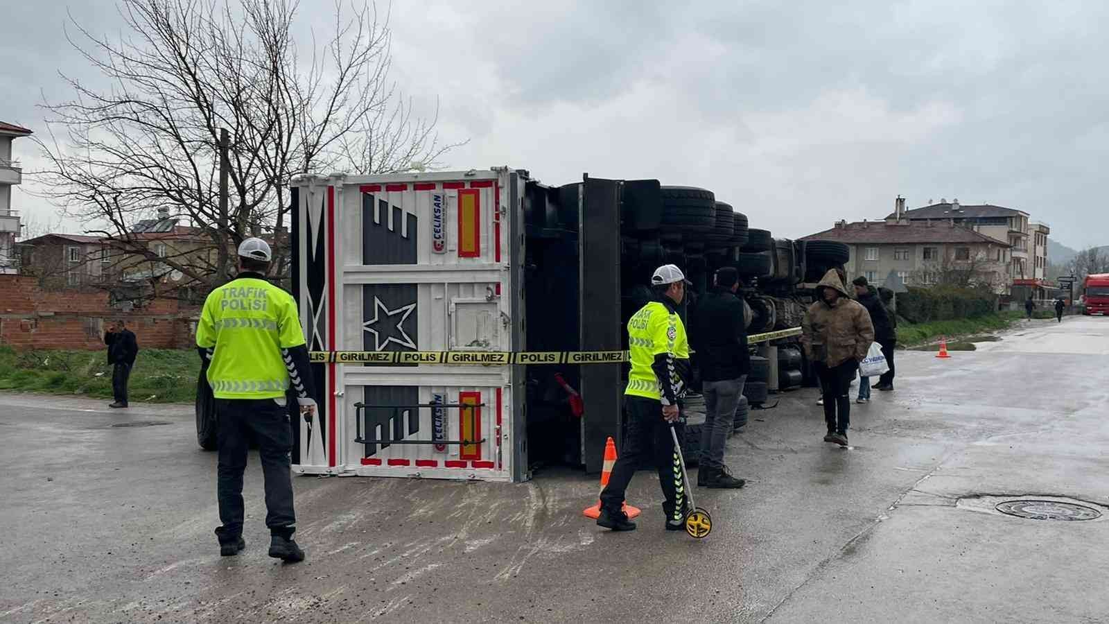 Bursa’da demir yüklü tır, viraja hızlı girince devrildi. O esnada karşı şeritten giden motosiklet tırın altında kalmaktan son anda kurtuldu. Bu ...