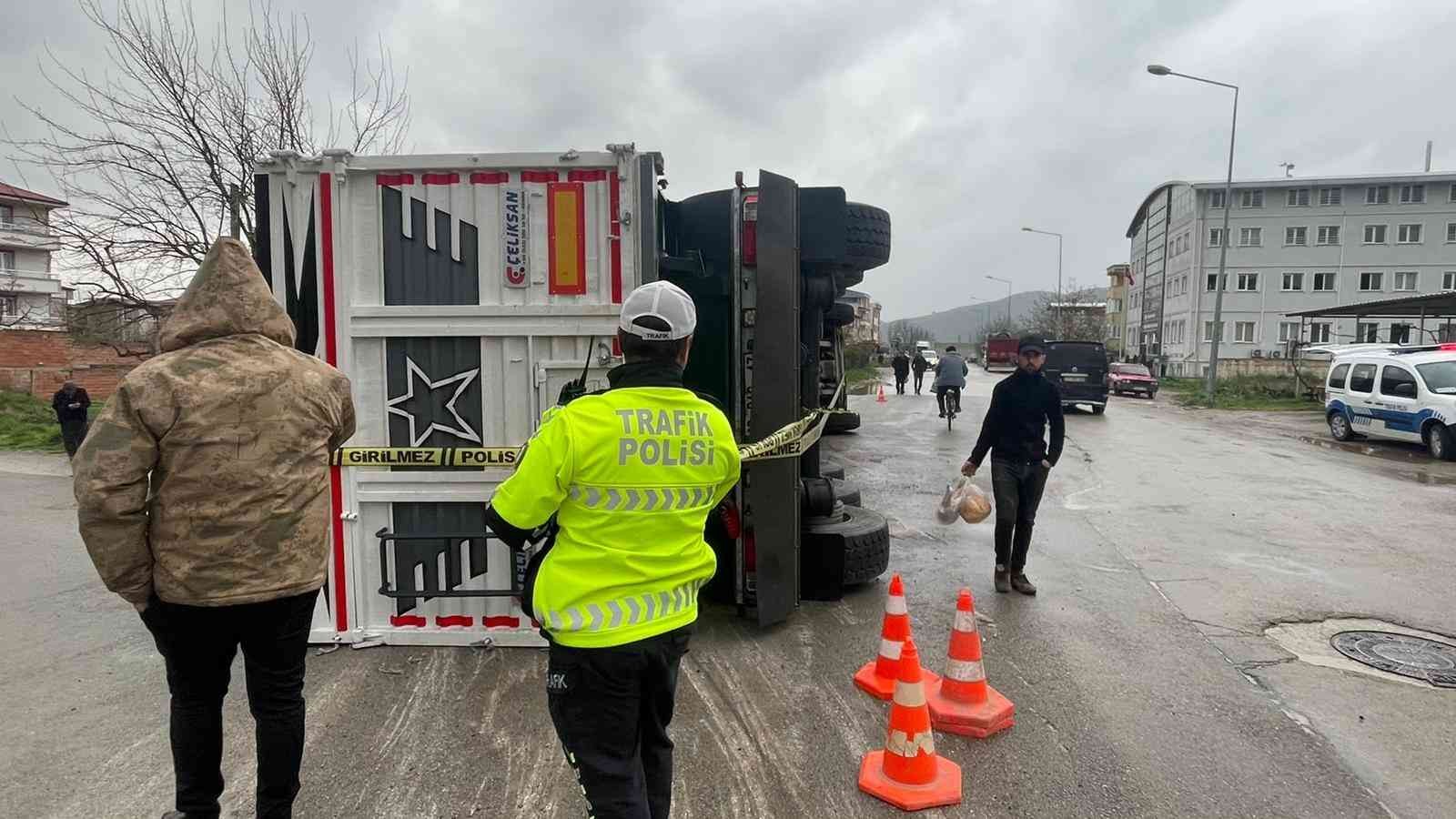 Bursa’da demir yüklü tır, viraja hızlı girince devrildi. O esnada karşı şeritten giden motosiklet tırın altında kalmaktan son anda kurtuldu. Bu ...