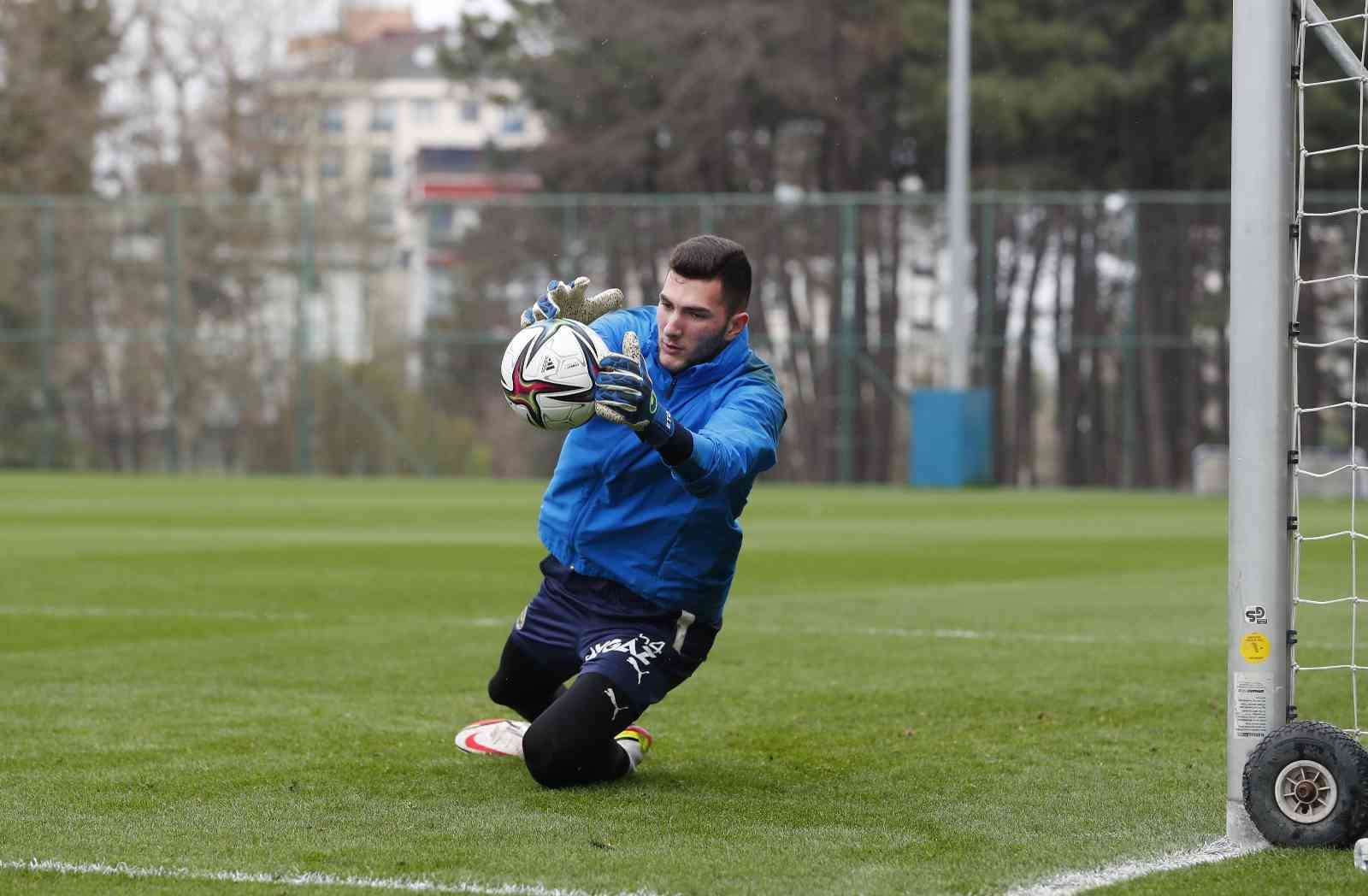 Fenerbahçe, cuma günü deplasmanda karşılaşacağı Çaykur Rizespor maçı hazırlıklarına başladı. Fenerbahçe, Spor Toto Süper Lig’in 34. haftasında 22 ...