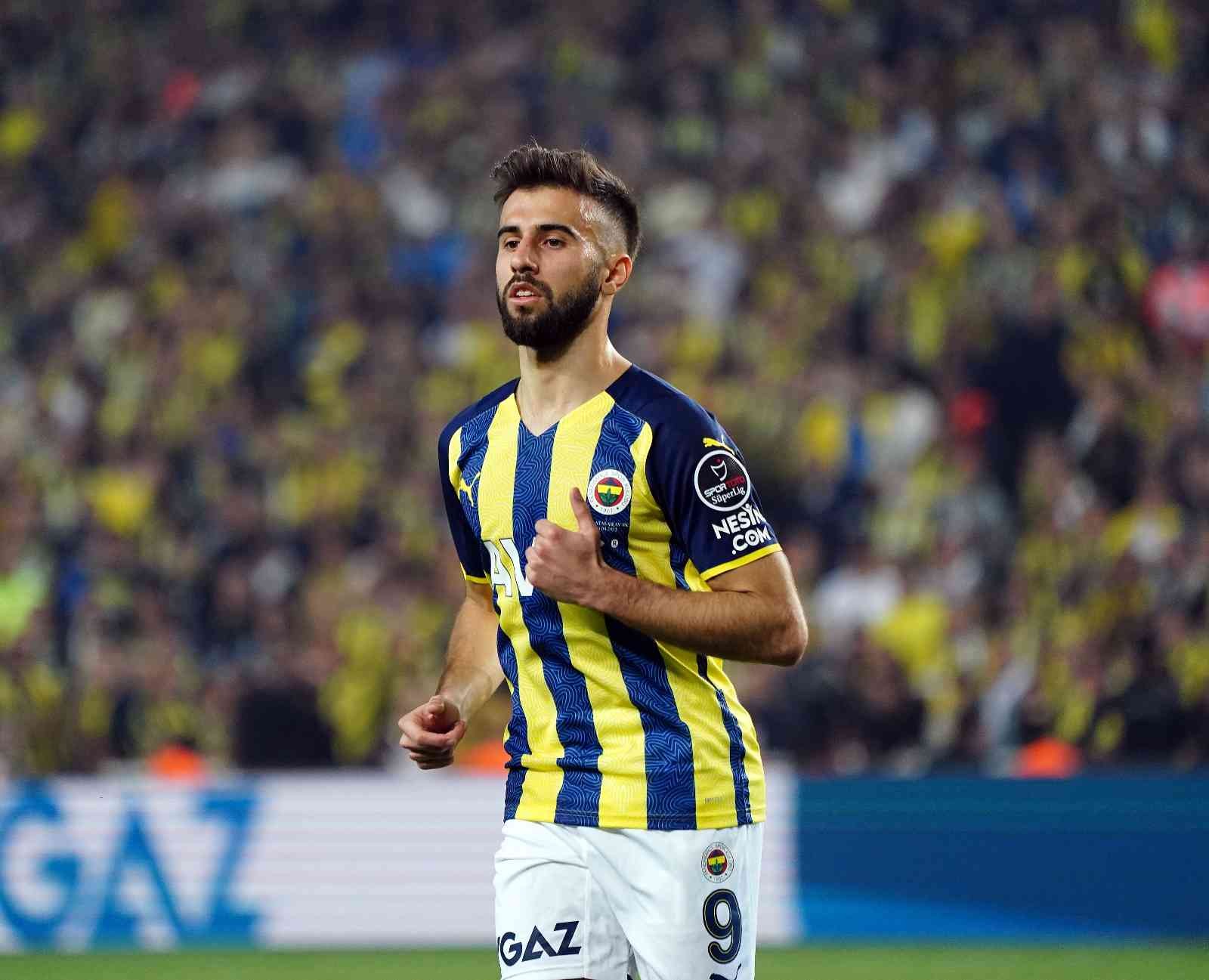 Fenerbahçe, kiralık olarak forma giyen Uruguaylı futbolcu Diego Rossi’nin bonservisinin 5.5 milyon Euro karşılığında alındığını Kamuyu Aydınlatma ...