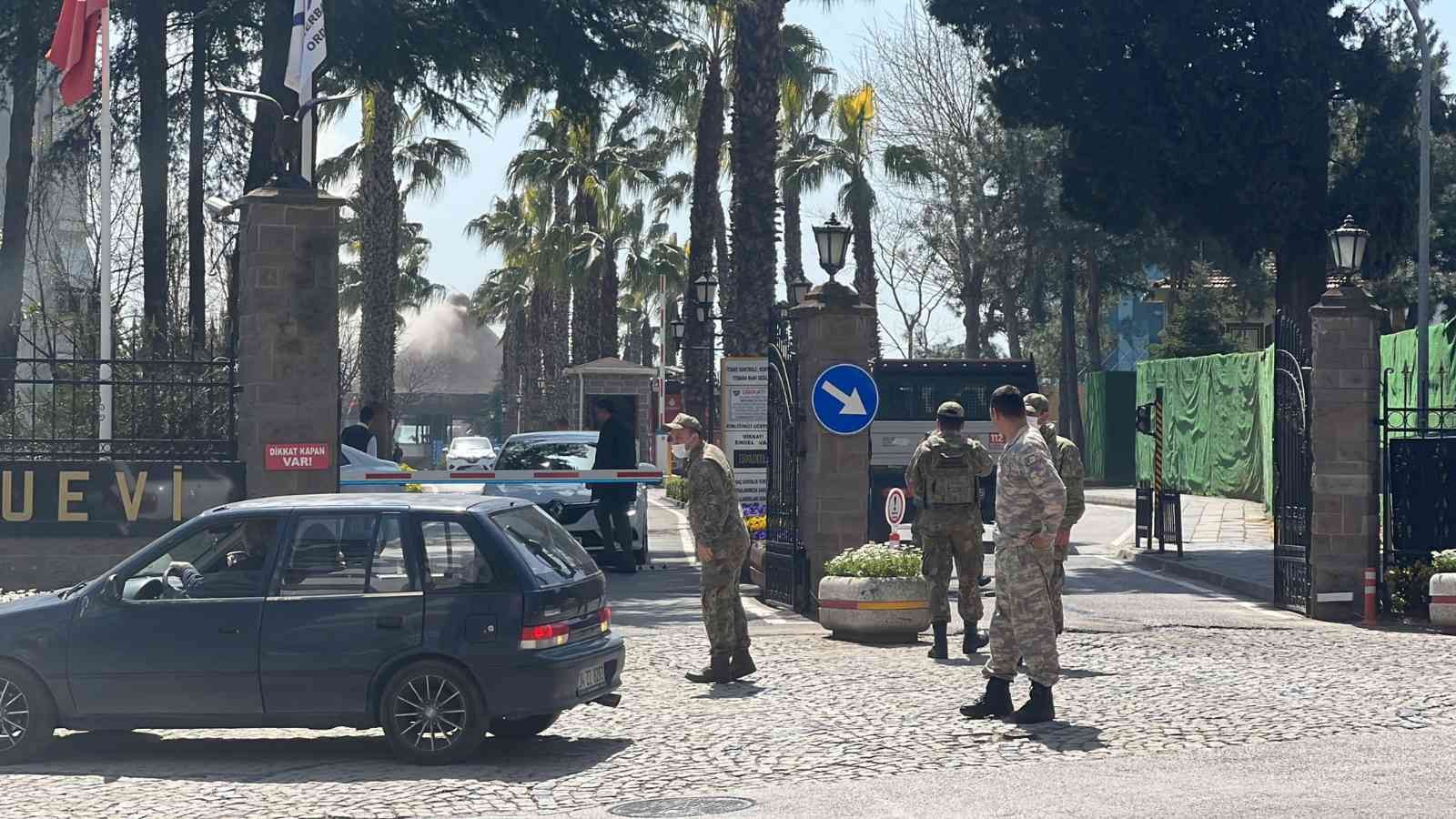 Kadıköy’de Fenerbahçe Orduevi’nde bulunan bir restoranın çatı kısmında yangın çıktı. İtfaiyenin yangına müdahalesi sürüyor. Kadıköy’de bulunan ...