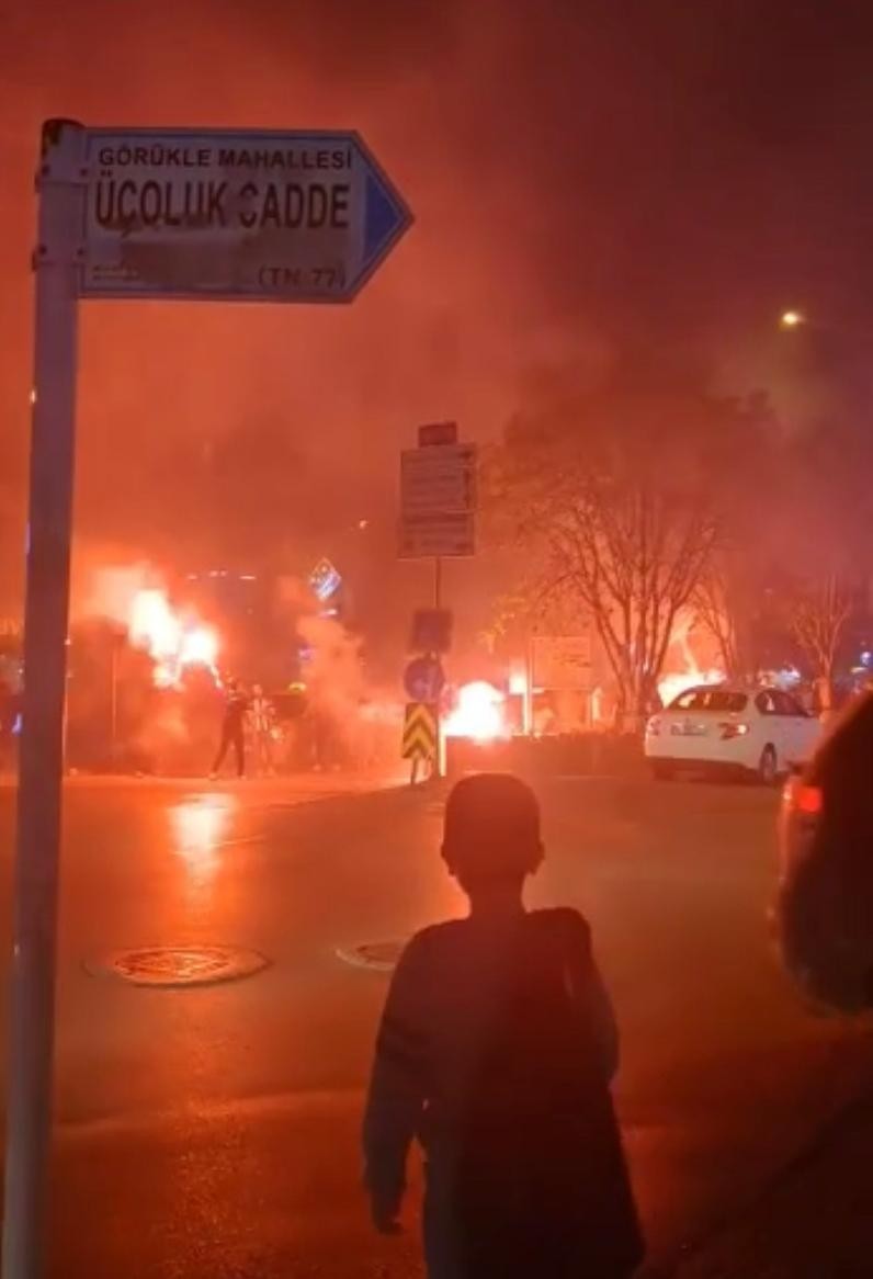 Bursa’da Fenerbahçe-Galatasaray derbisi öncesi iki taraftar grubu birbirine girdi. Gençlerin yoğunlukta olduğu Görükle Mahallesi’nde karşı ...