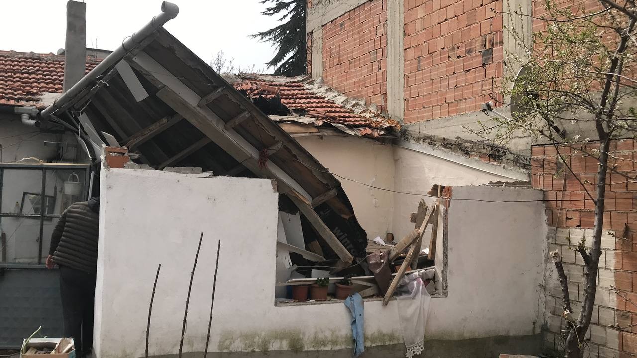 Edirne’de şiddetli fırtına bir evin çatısını yerinden söktü. Çatıdan düşen parçalar sonucu evde oturan kişi yaralandı. Edirne’de şiddetli fırtına ...