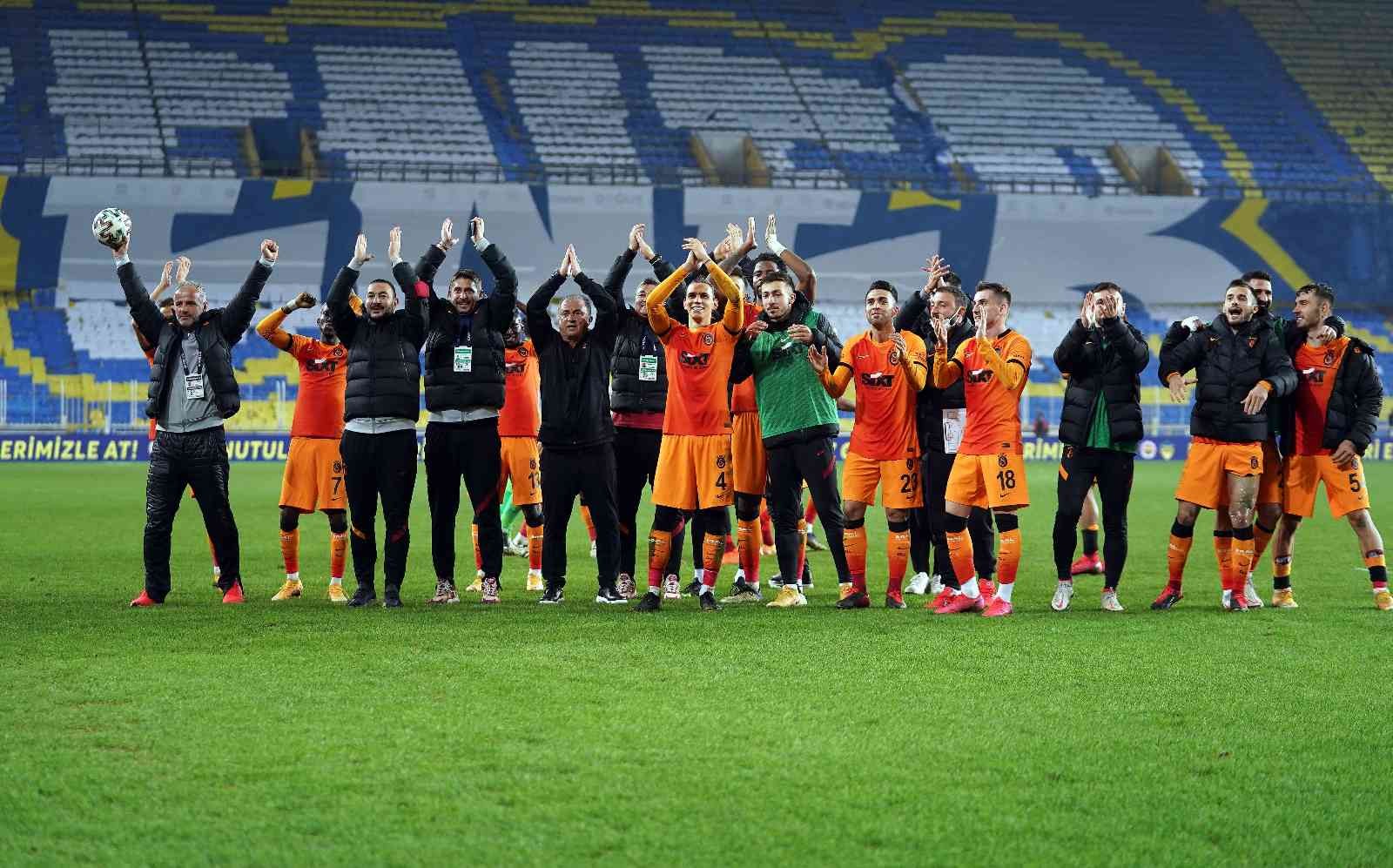 Galatasaray, Fenerbahçe ile Kadıköy’de oynadığı son 4 karşılaşmada rakibine mağlup olmadı. Sarı-kırmızılılar, son iki maçtan da 3 puanla ayrıldı ...