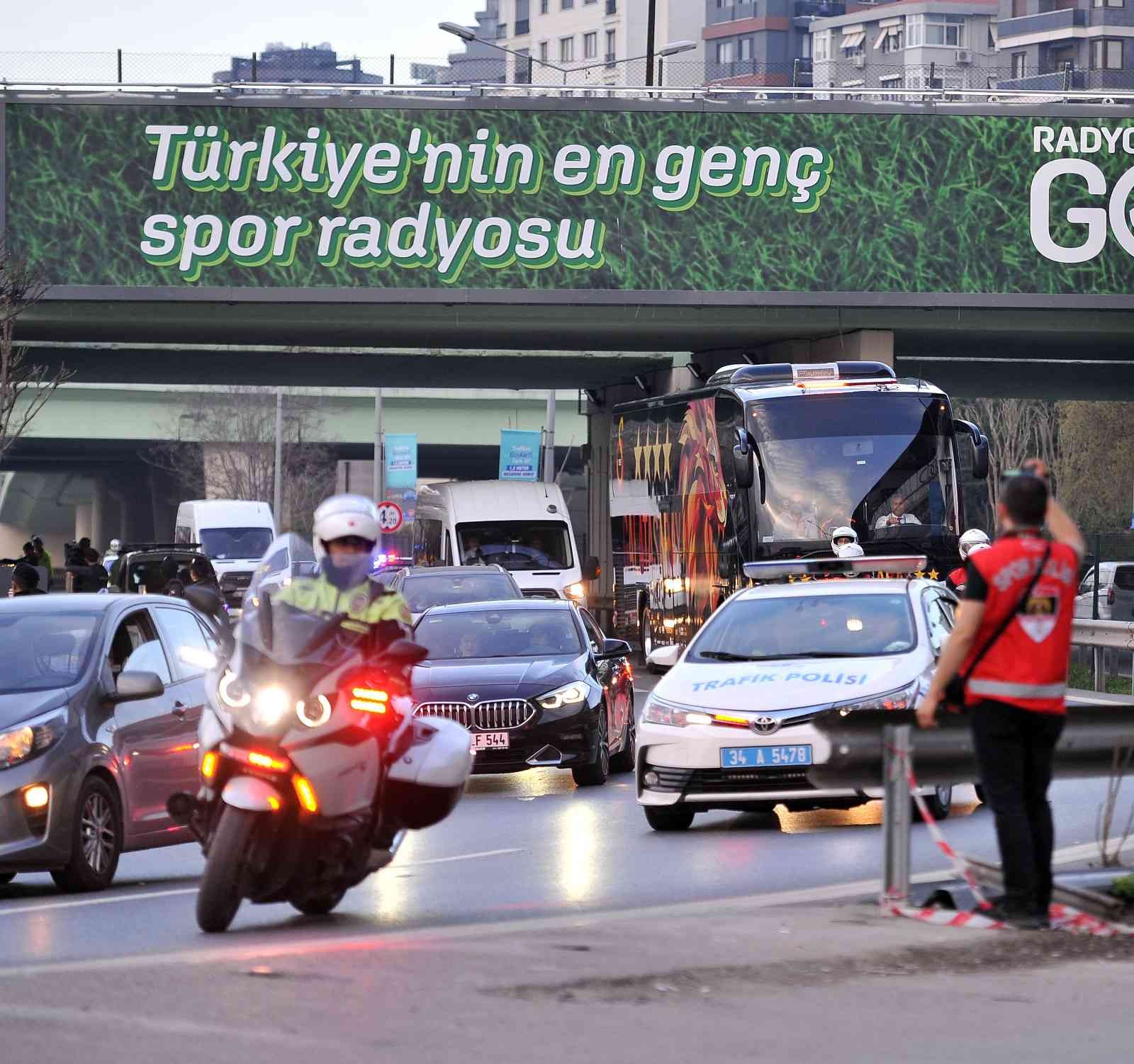 Spor Toto Süper Lig’in 32. haftasında Fenerbahçe ile deplasmanda karşılaşacak olan Galatasaray, stadyuma ulaştı. Spor Toto Süper Lig’in 32 ...