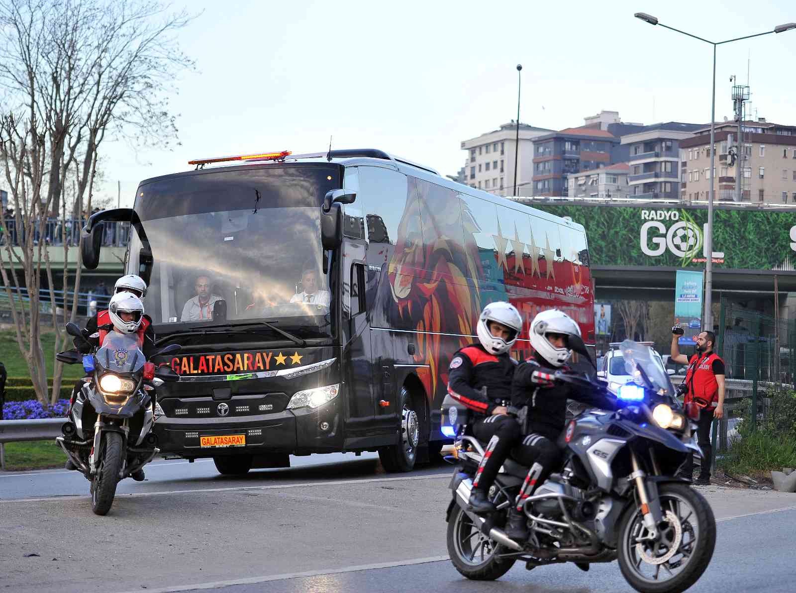 Spor Toto Süper Lig’in 32. haftasında Fenerbahçe ile deplasmanda karşılaşacak olan Galatasaray, stadyuma ulaştı. Spor Toto Süper Lig’in 32 ...