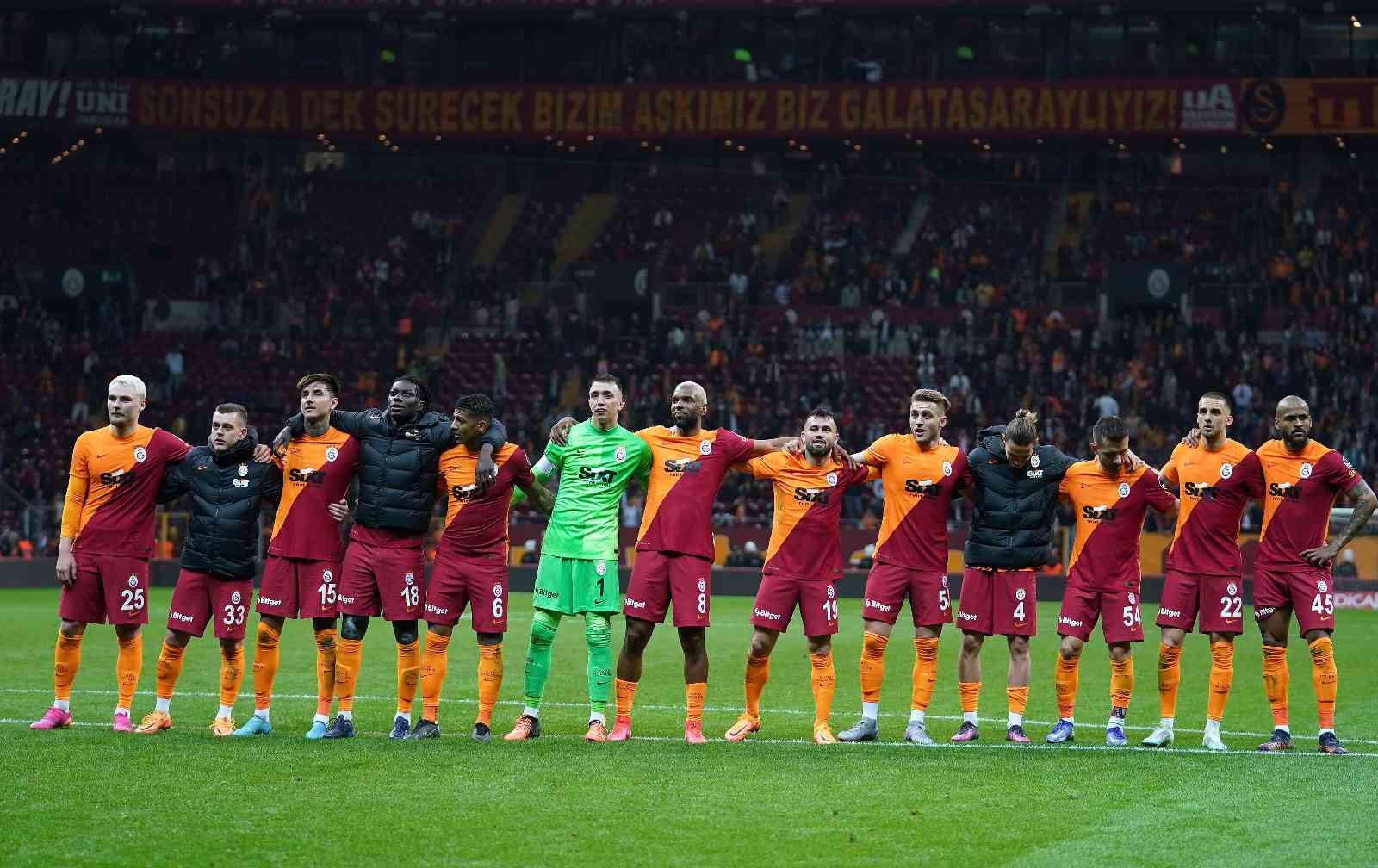 Galatasaray, Spor Toto Süper Lig’de yarın oynayacağı Fenerbahçe maçından galip ayrılarak, taraftarlarına kötü giden sezonda derbi galibiyeti ...