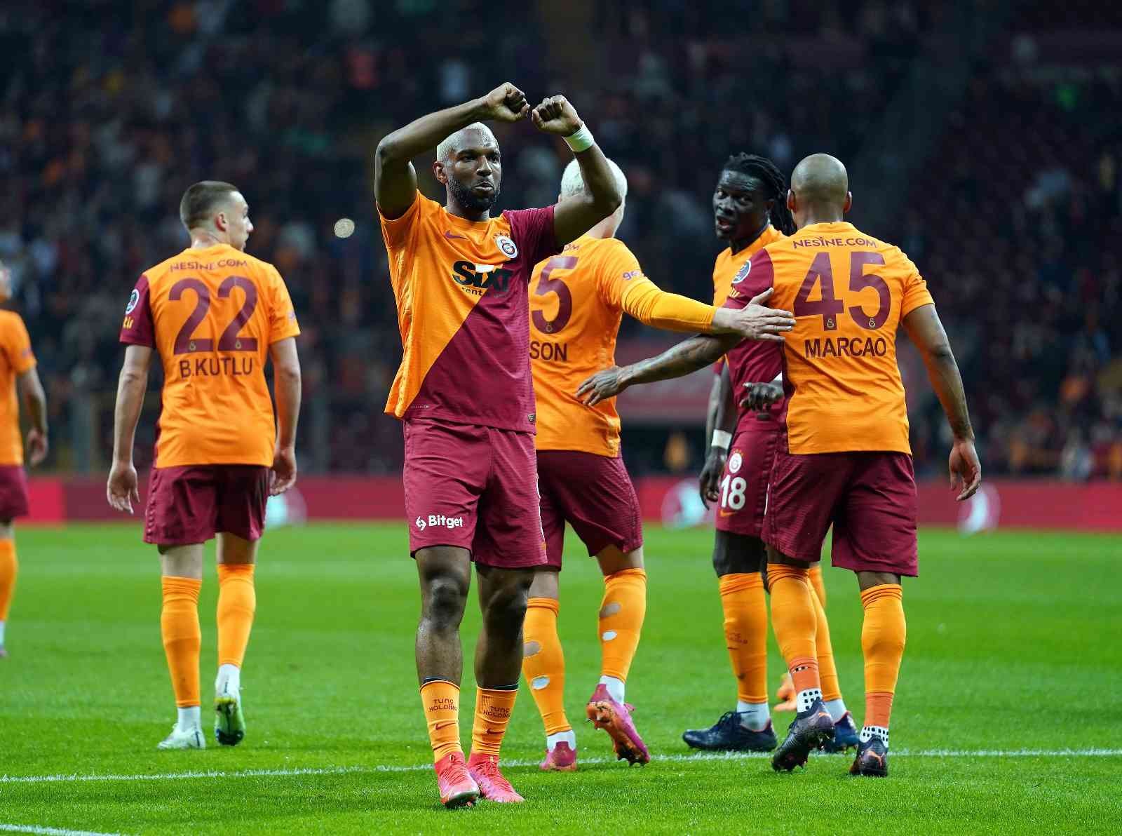 Galatasaray, Spor Toto Süper Lig’de yarın oynayacağı Fenerbahçe maçından galip ayrılarak, taraftarlarına kötü giden sezonda derbi galibiyeti ...