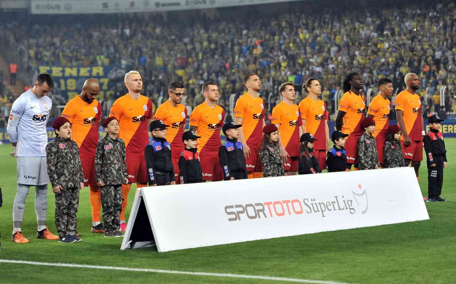 Galatasaray Teknik Direktörü Domenec Torrent, son oynadıkları Fatih Karagümrük maçının 11’ine göre Fenerbahçe derbisinde tek değişiklik yaptı ...