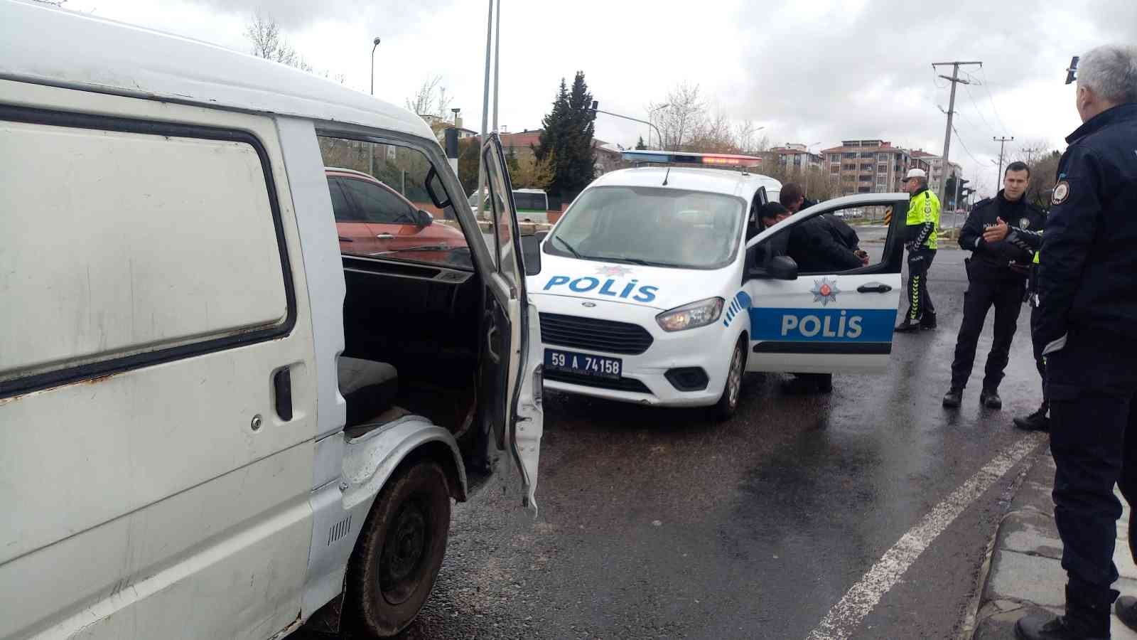 Tekirdağ Çorlu’da polisin şüphe üzerine durdurduğu sürücünün ehliyetsiz olduğu, minibüsün de trafikten çekili olduğu ortaya çıktı. Sürücüye soru ...