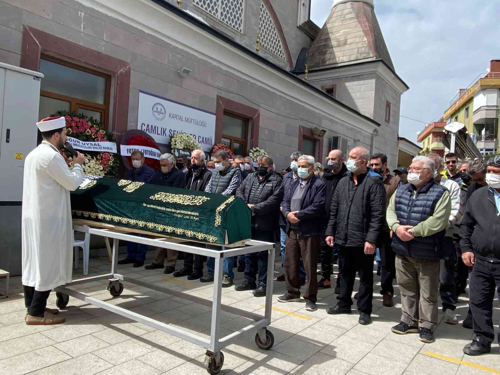 Gazeteci ve belgesel yapımcısı Coşkun Aral’ın annesi Nilüfer Aral, Kartal Uğur Mumcu Şehitler Camii’nde kılınan cenaze namazının ardından son ...