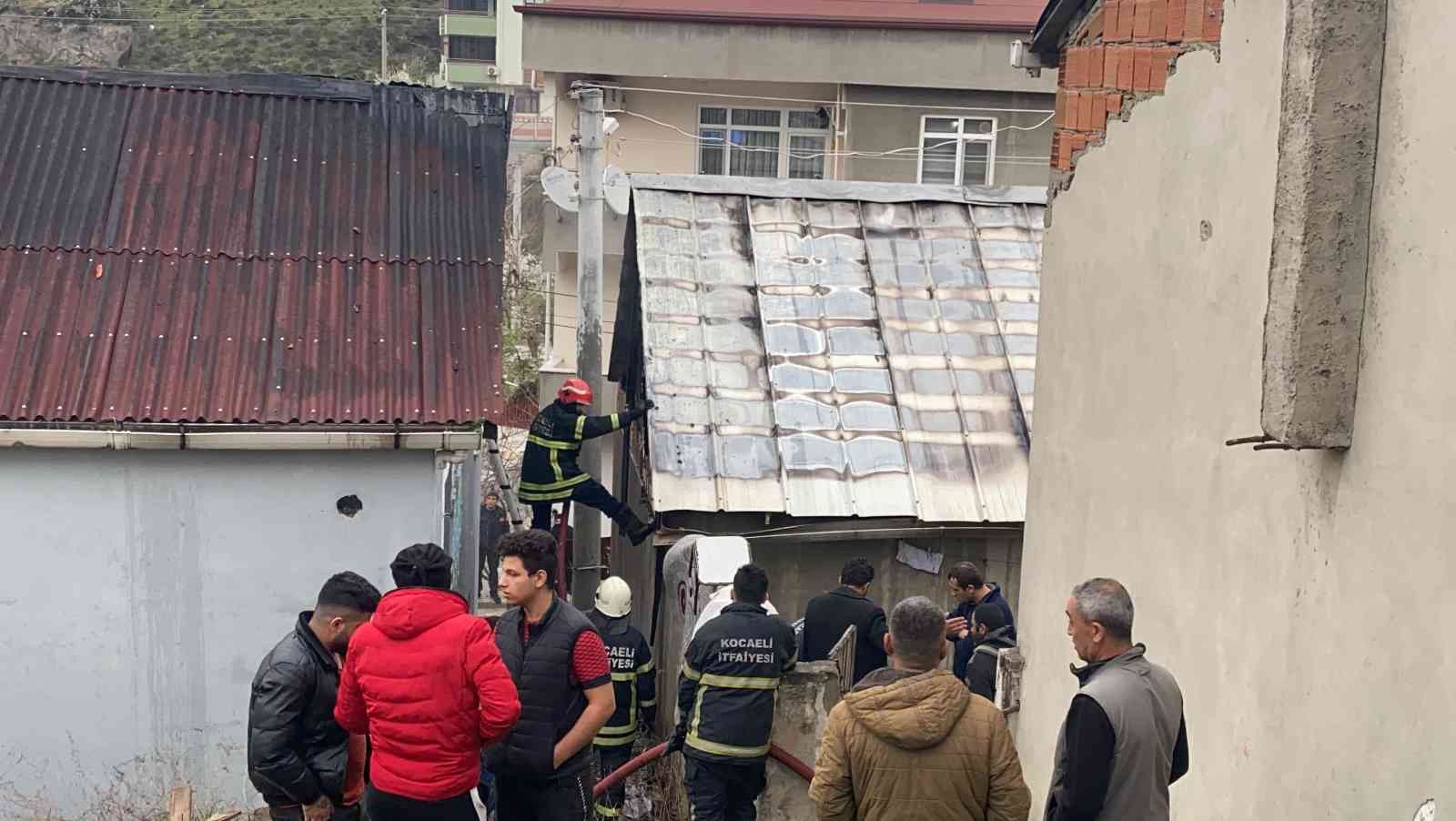 Kocaeli’nin Gebze ilçesinde bir gecekonduda çıkan yangın, itfaiye ekiplerinin çalışmalarının ardından söndürüldü. Yangın, Yavuz Selim Mahallesi ...