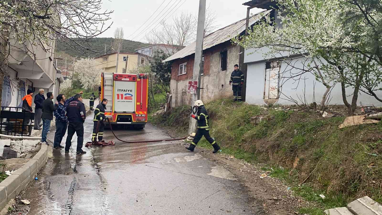 Kocaeli’nin Gebze ilçesinde bir gecekonduda çıkan yangın, itfaiye ekiplerinin çalışmalarının ardından söndürüldü. Yangın, Yavuz Selim Mahallesi ...