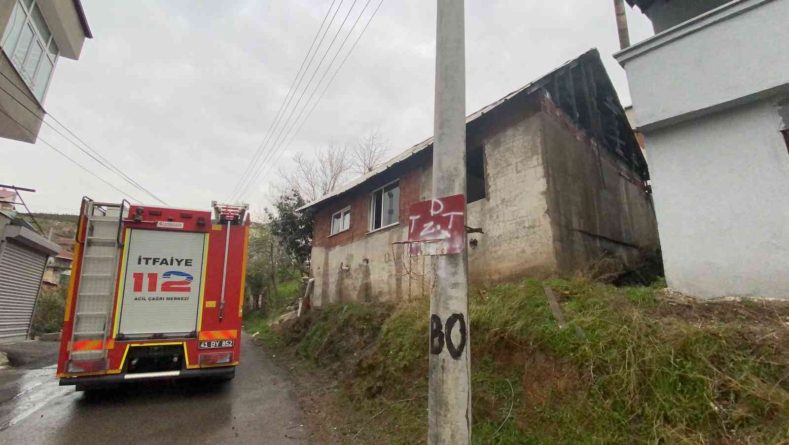 Kocaeli’nin Gebze ilçesinde bir gecekonduda çıkan yangın, itfaiye ekiplerinin çalışmalarının ardından söndürüldü. Yangın, Yavuz Selim Mahallesi ...