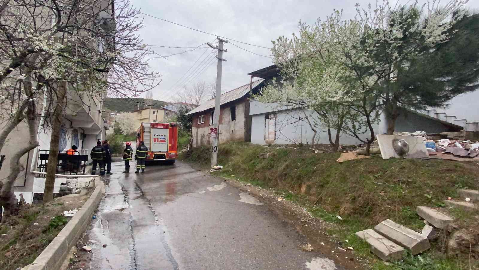 Kocaeli’nin Gebze ilçesinde bir gecekonduda çıkan yangın, itfaiye ekiplerinin çalışmalarının ardından söndürüldü. Yangın, Yavuz Selim Mahallesi ...