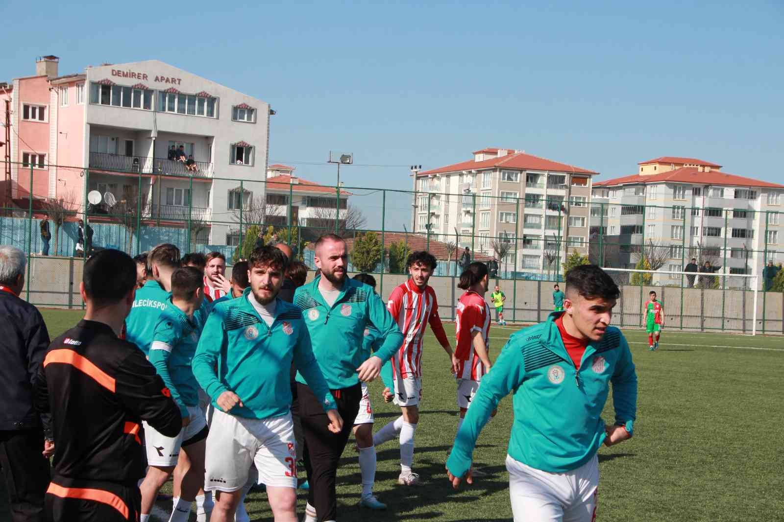 Bilecik 1. Amatör Lig Play-Off grubu ikinci hafta mücadelesinde gergin başlayarak, gergin biten maçın kazanını Bilecikspor oldu. Pazaryeri İlçe ...