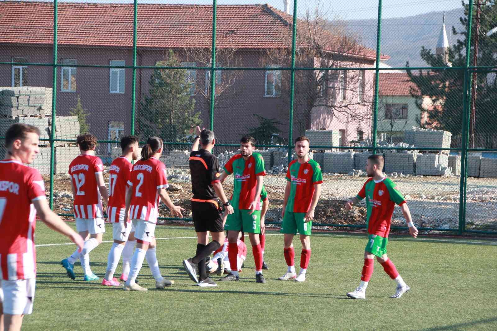 Bilecik 1. Amatör Lig Play-Off grubu ikinci hafta mücadelesinde gergin başlayarak, gergin biten maçın kazanını Bilecikspor oldu. Pazaryeri İlçe ...