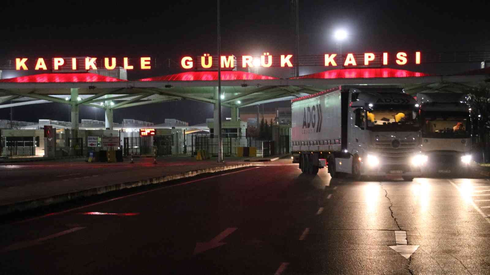 Edirne’de göçmenleri taşıyan hafif ticari aracın bir otomobille çarpışması sonucu meydana gelen trafik kazasında 7 göçmen yaralandı. Kapıkule ...