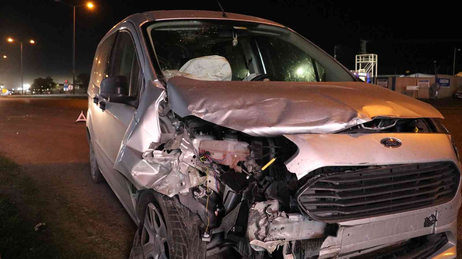 Edirne’de göçmenleri taşıyan hafif ticari aracın bir otomobille çarpışması sonucu meydana gelen trafik kazasında 7 göçmen yaralandı. Kapıkule ...