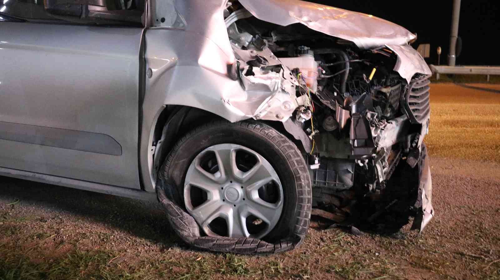 Edirne’de göçmenleri taşıyan hafif ticari aracın bir otomobille çarpışması sonucu meydana gelen trafik kazasında 7 göçmen yaralandı. Kapıkule ...