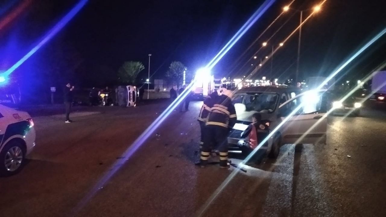 Edirne’de göçmenleri taşıyan hafif ticari aracın bir otomobille çarpışması sonucu meydana gelen trafik kazasında 7 göçmen yaralandı. Kapıkule ...