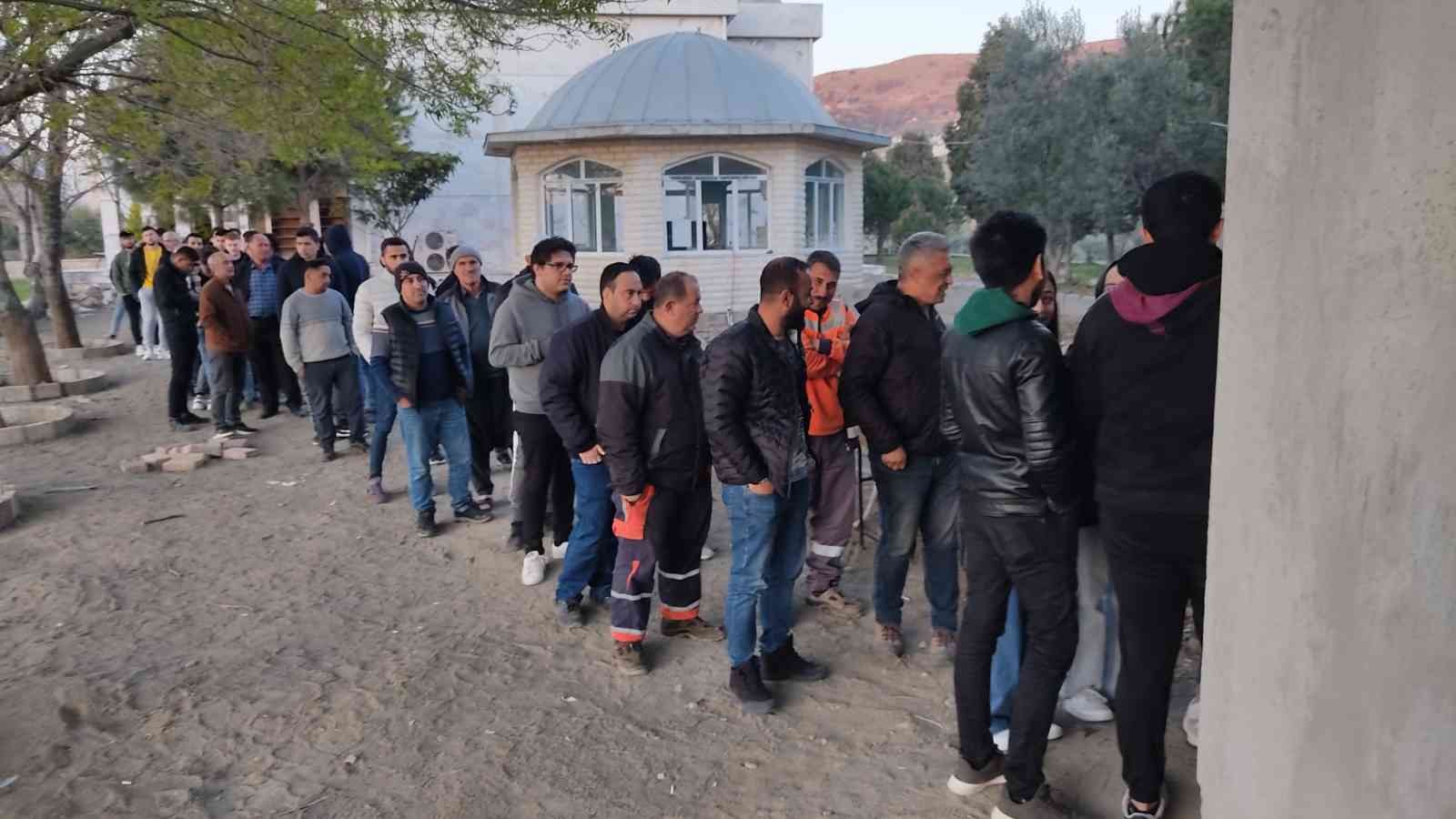 Gökçeada ve Bozcaada Metropoliti Kyrillos Sykisi tarafından Gökçeada’da 200 kişiye iftar yemeği verildi. Çanakkale’nin Gökçeada ilçesinde ilk kez ...