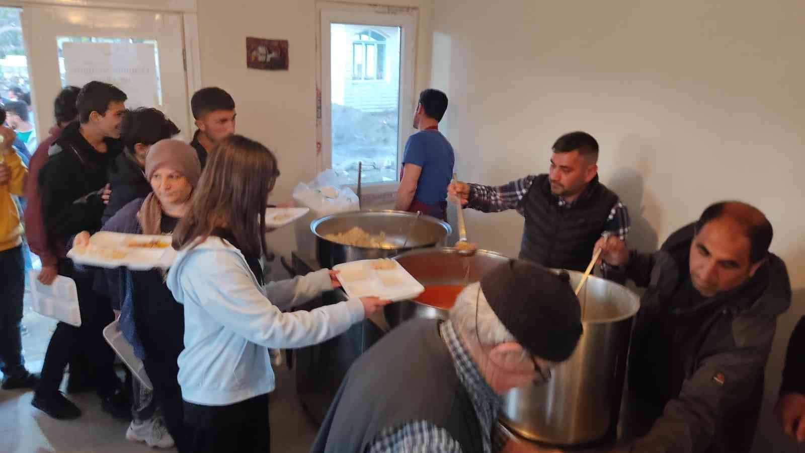 Gökçeada ve Bozcaada Metropoliti Kyrillos Sykisi tarafından Gökçeada’da 200 kişiye iftar yemeği verildi. Çanakkale’nin Gökçeada ilçesinde ilk kez ...