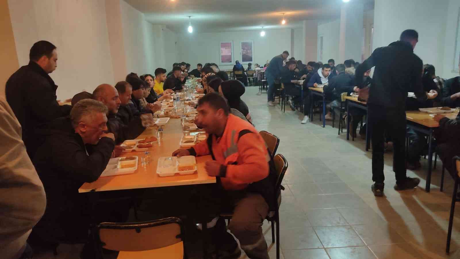 Gökçeada ve Bozcaada Metropoliti Kyrillos Sykisi tarafından Gökçeada’da 200 kişiye iftar yemeği verildi. Çanakkale’nin Gökçeada ilçesinde ilk kez ...