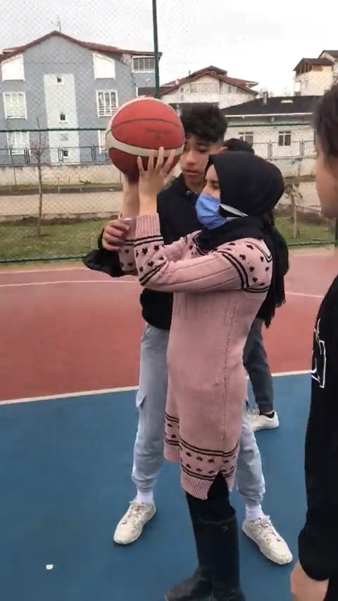 Kocaeli’nin Derice ilçesinde görme engelli öğretmenlerine basketbol atmayı öğreten çocuklar, ’İyi ki varsınız’ dedirtti. Attığı iki atışı da ...